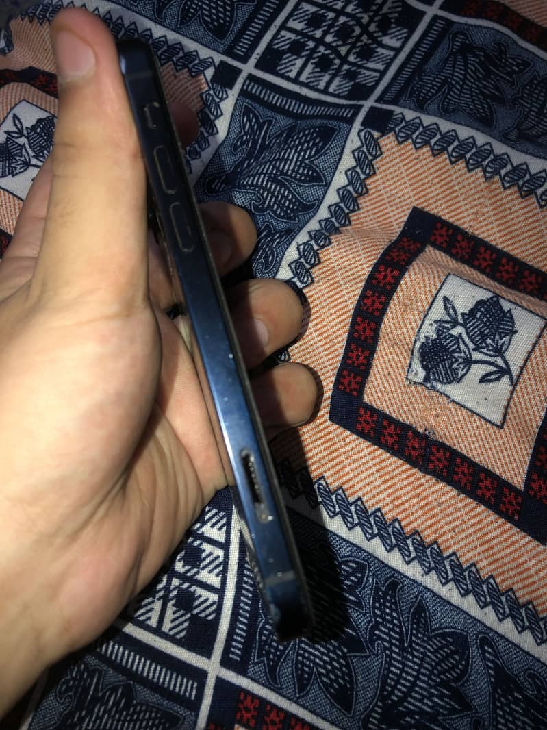 Apple iPhone 12 4
