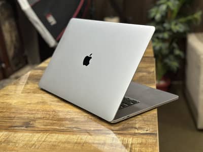 Macbook Pro i9 2019, 32GB + 1TB SSD with charger