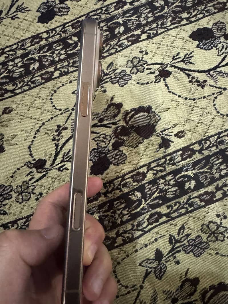 Apple iPhone 16 Pro Max 6