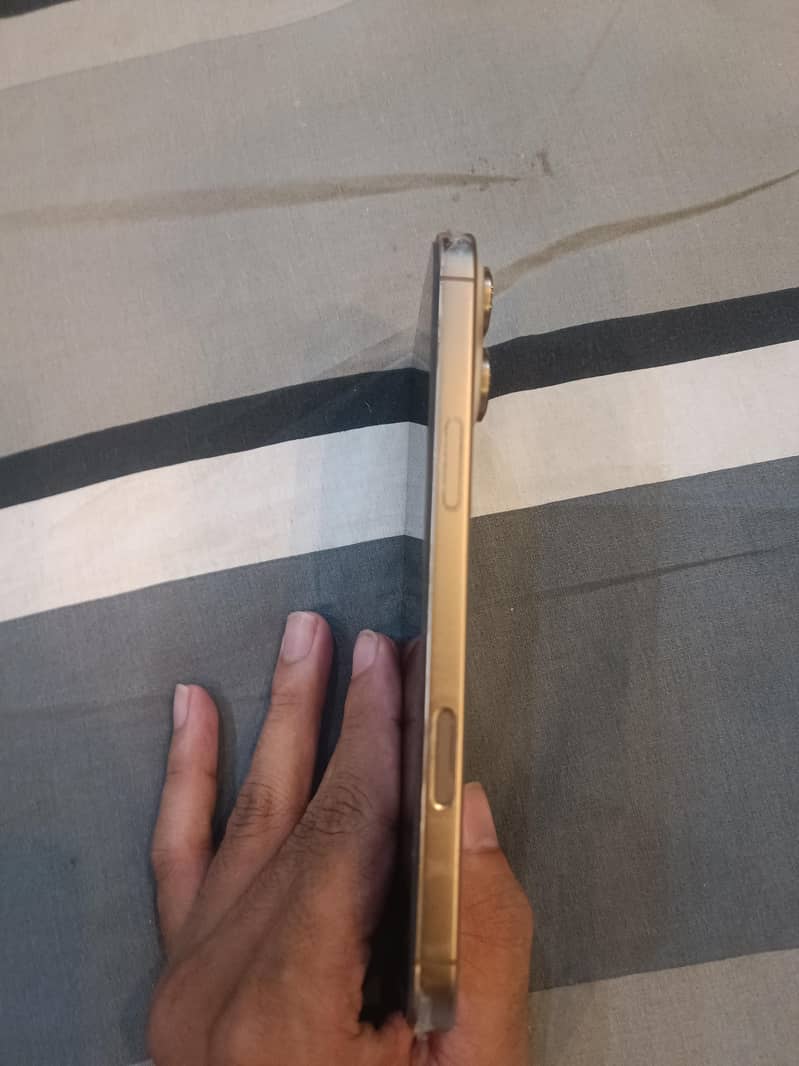 Apple iPhone 16 Pro Max 2