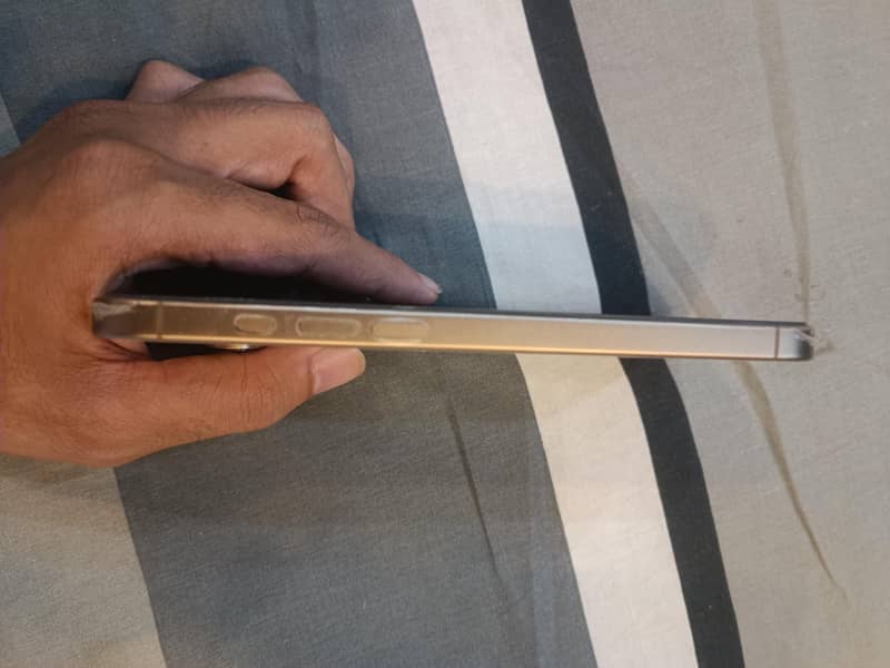 Apple iPhone 16 Pro Max 4