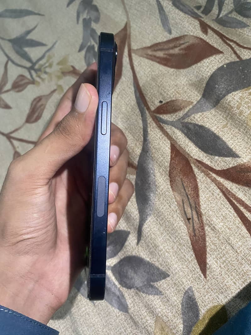 Apple iPhone 13 2