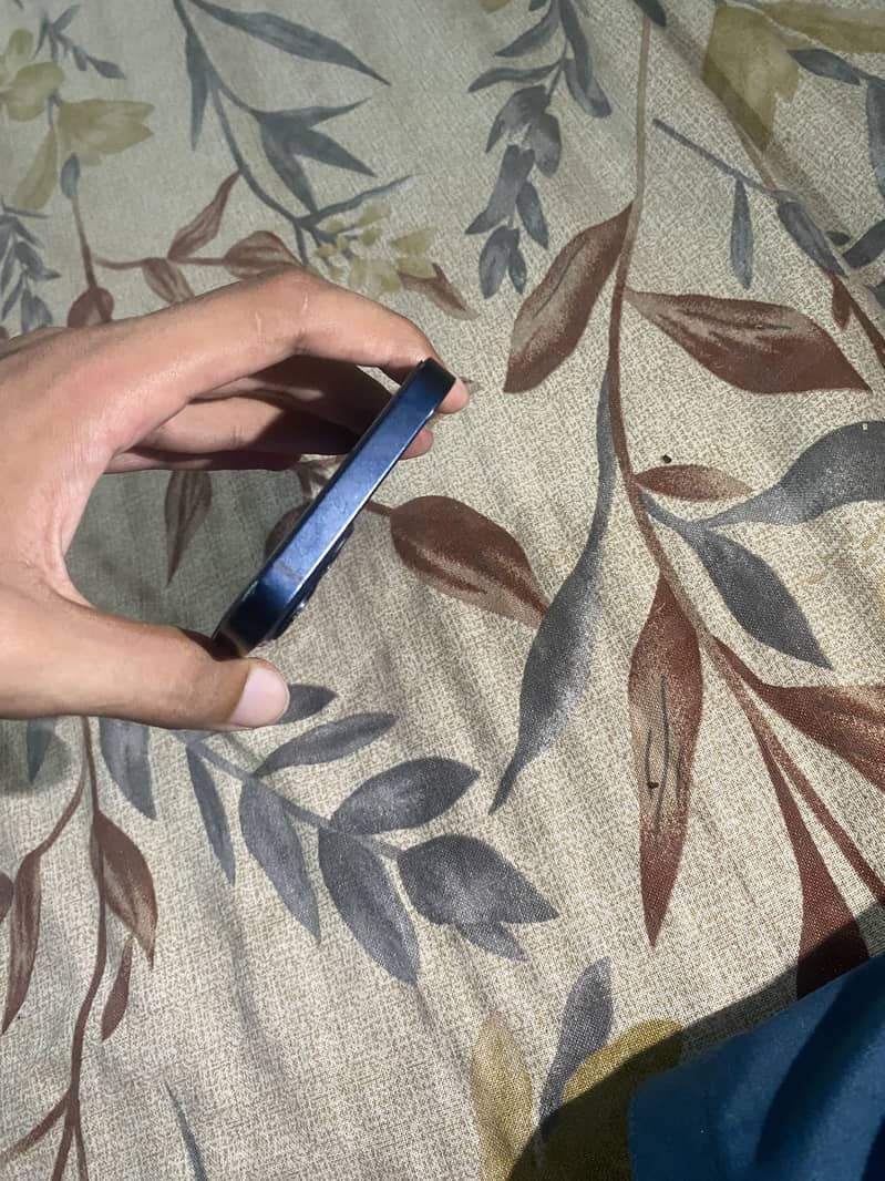 Apple iPhone 13 8