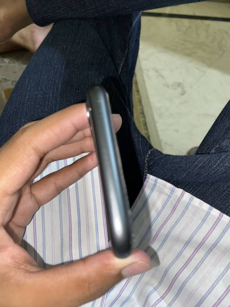 Apple iPhone 11 4