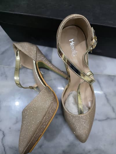 Pointed toe, T-strap Golden Bridal Heels - Brand New - Size 39
