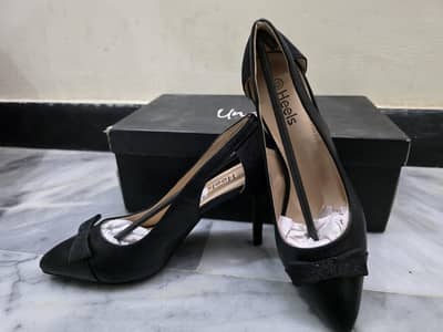 Pointed toe, Black Heels Article, Size 39