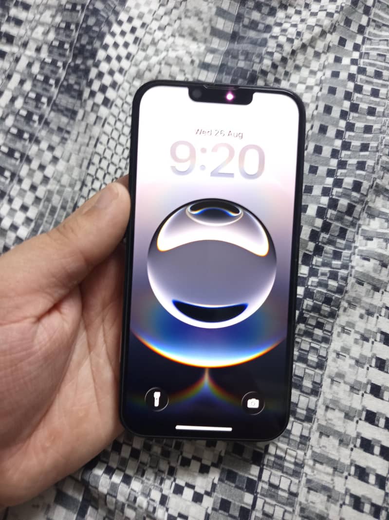 Apple iPhone 16e 1