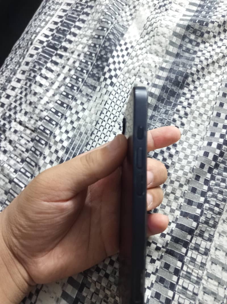 Apple iPhone 16e 2