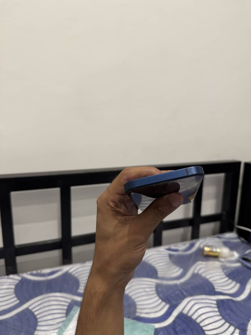 Apple iPhone 12 4