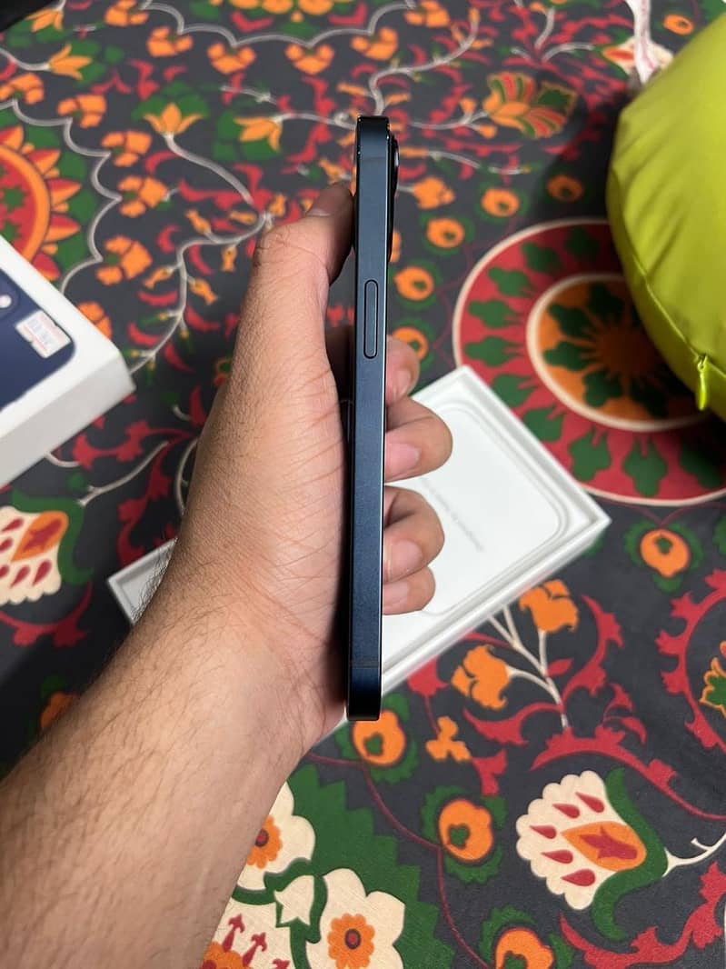 Apple iPhone 13 7