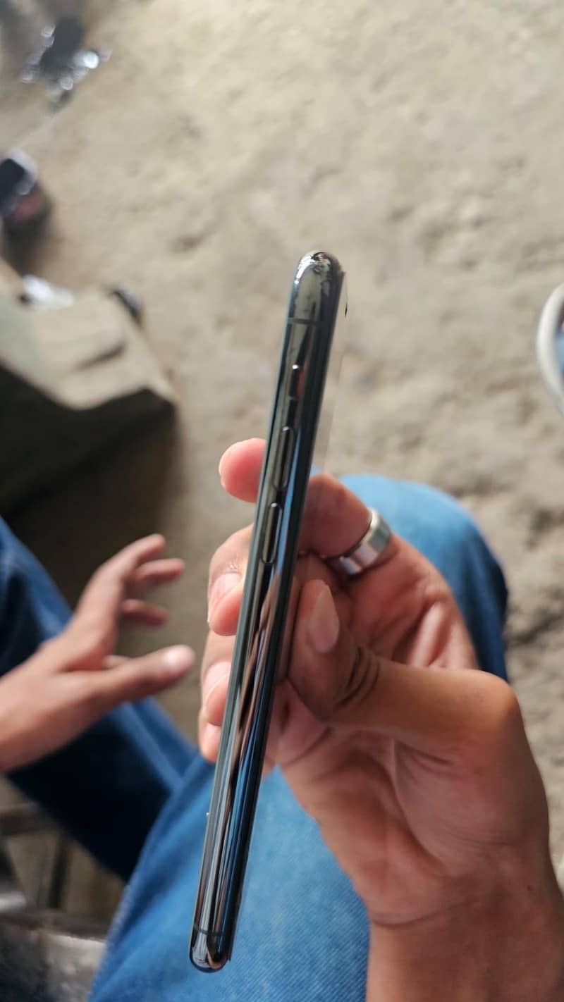 Apple iPhone 11 Pro 4