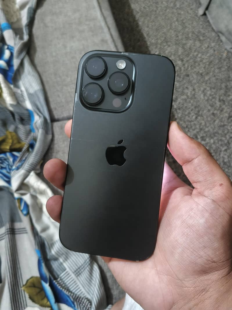 Apple iPhone 16 Pro 1