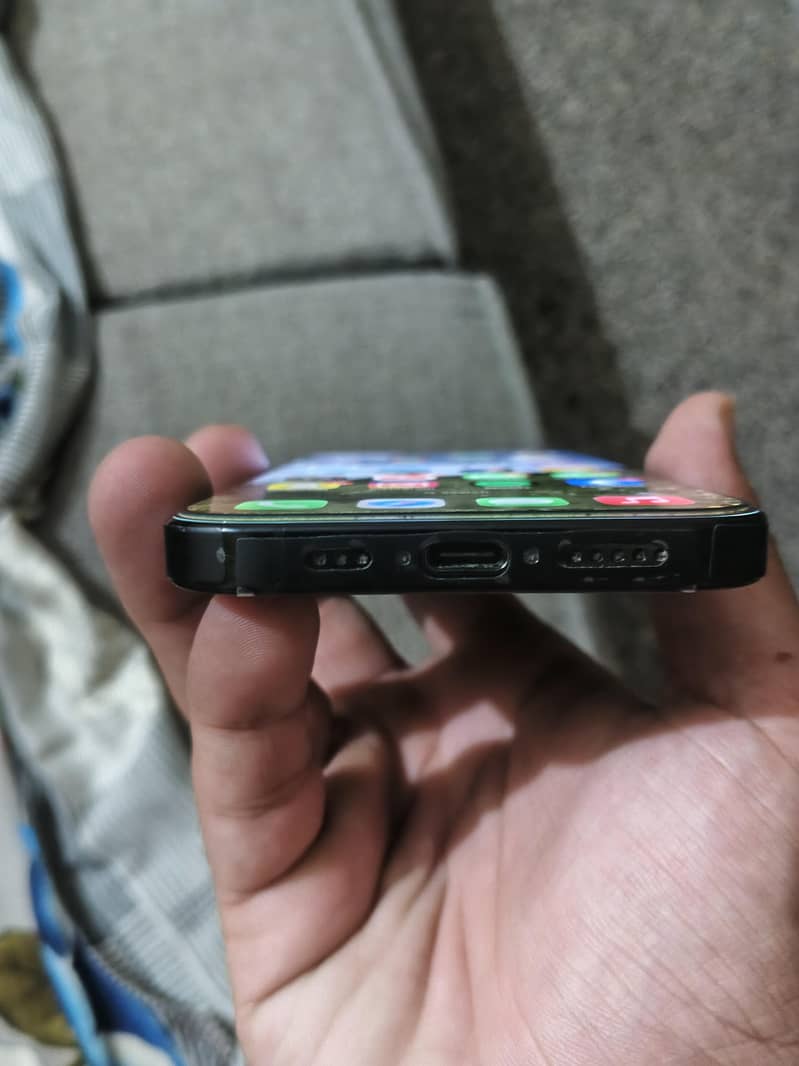 Apple iPhone 16 Pro 2