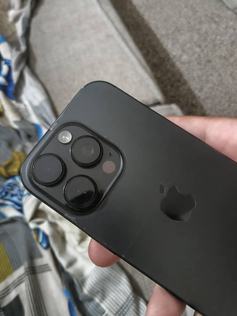 Apple iPhone 16 Pro 3