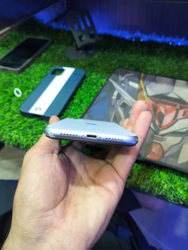 Apple iPhone 11 4