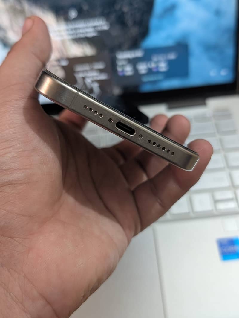 Apple iPhone 15 Pro Max 4