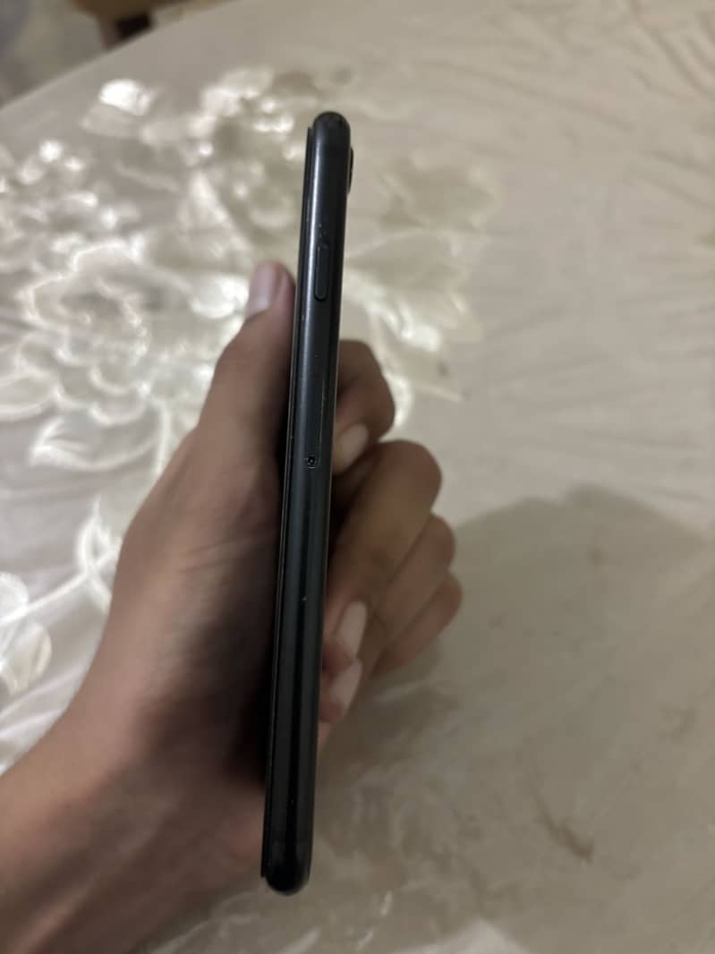 Apple iPhone SE 2 4