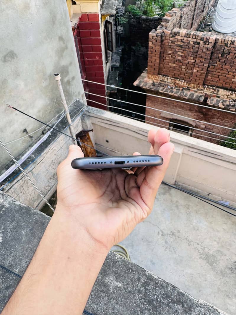 Apple iPhone 11 4