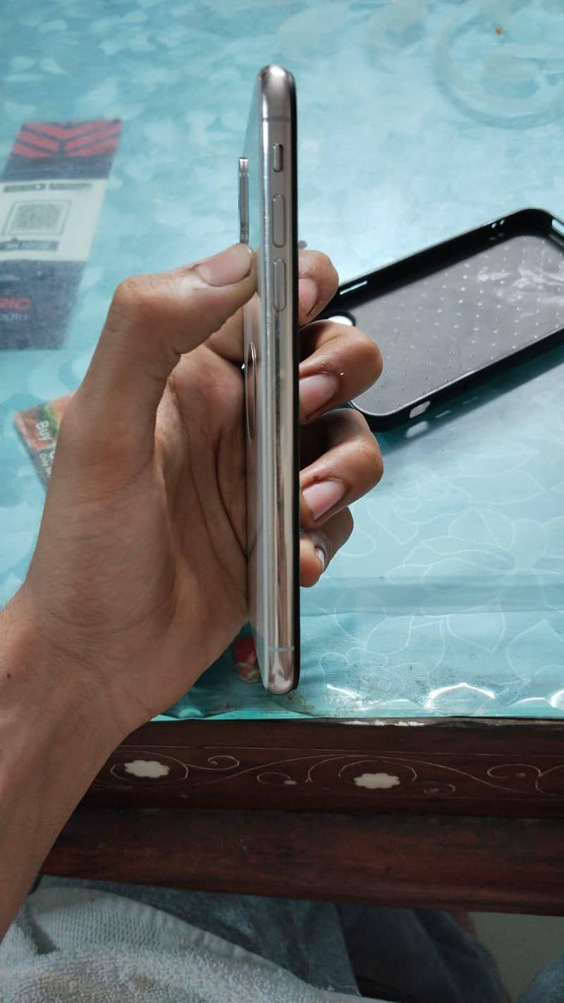 Apple iPhone X 4