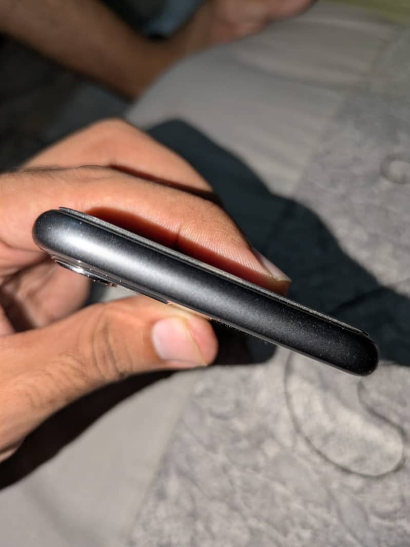 Apple iPhone 11 4