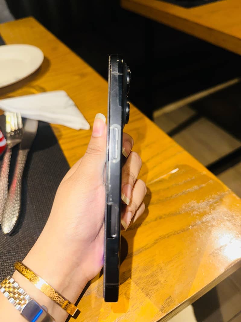Apple iPhone 16 Pro 3
