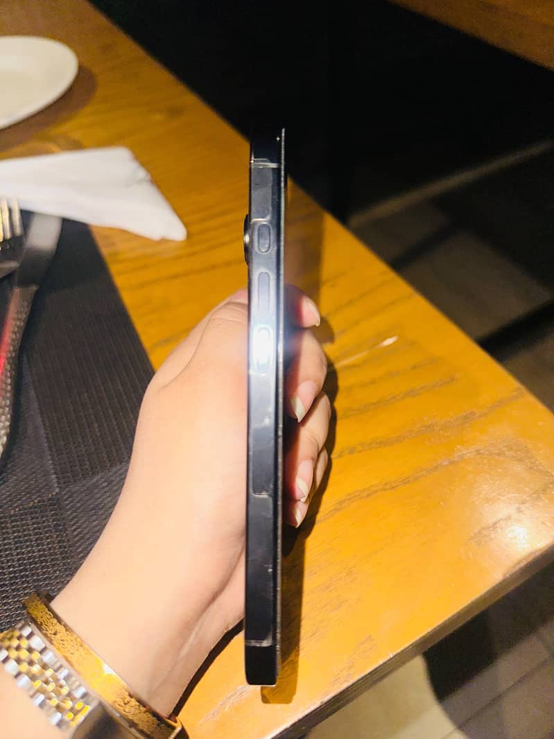 Apple iPhone 16 Pro 4