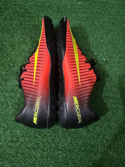 football studs/gripper