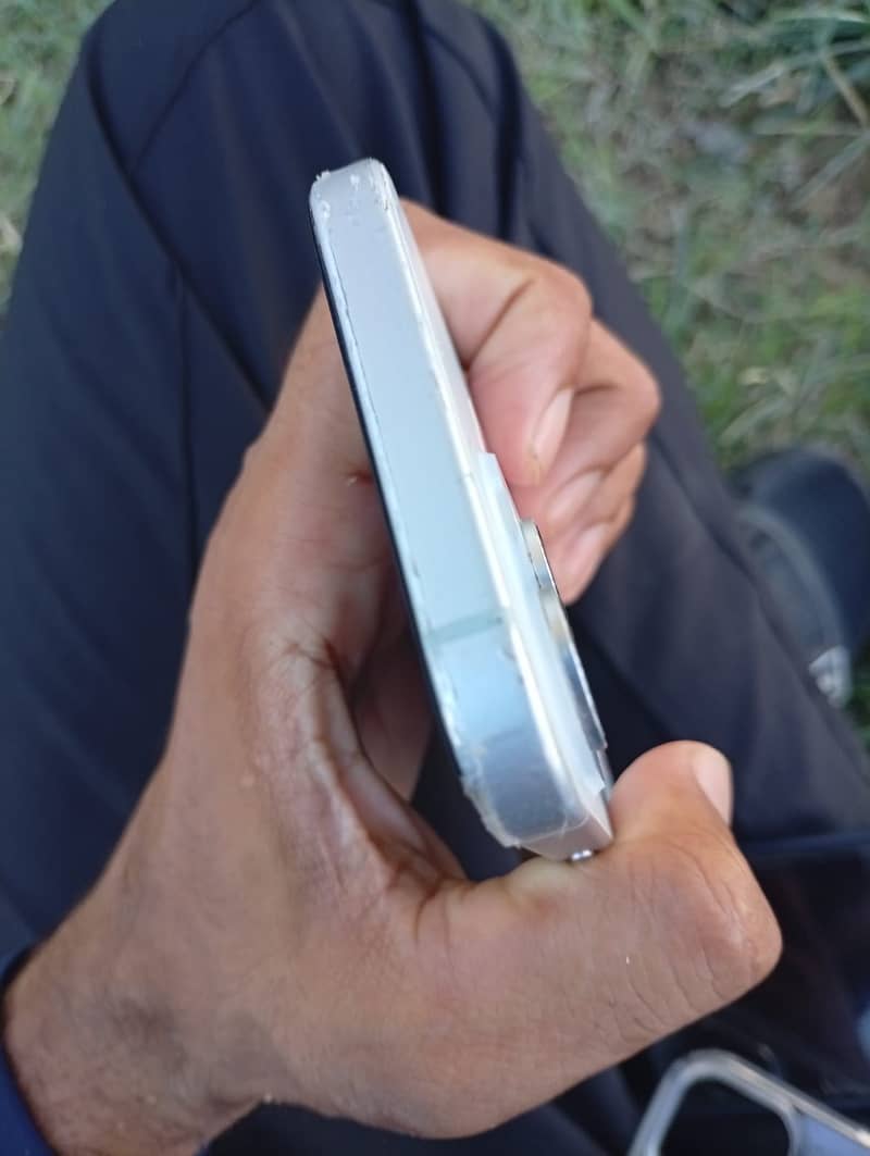 Apple iPhone 15 4