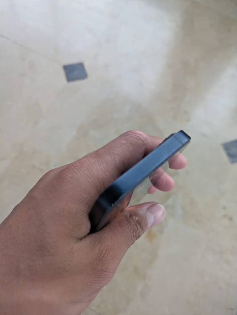 Apple iPhone 13 5