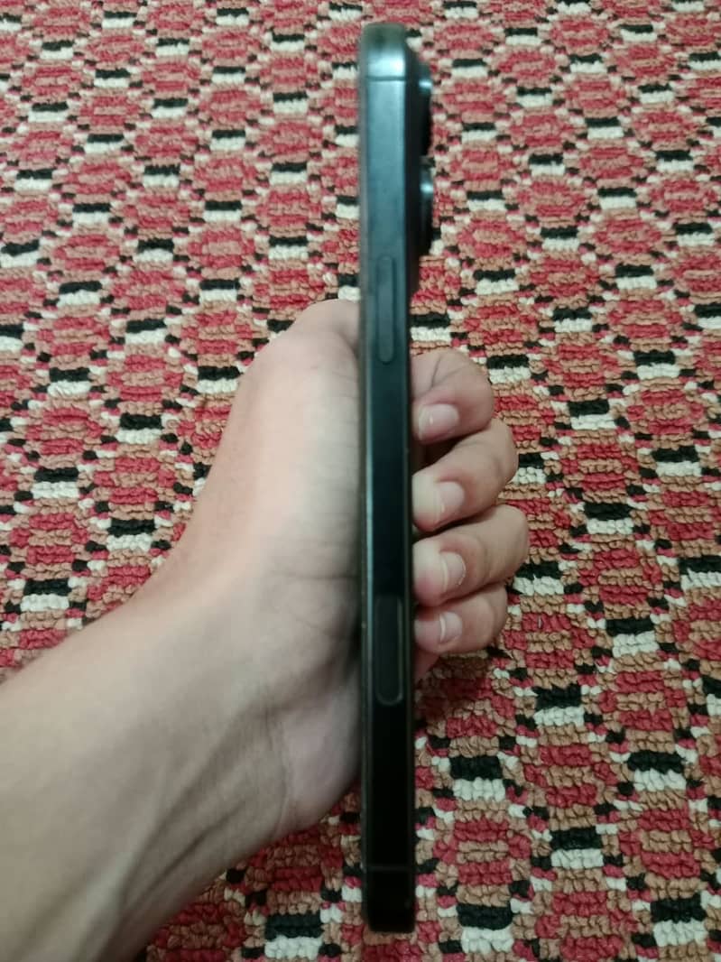 Apple iPhone 16 Pro Max 4