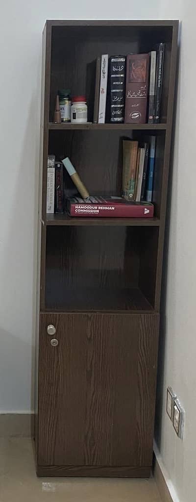 2 Bookshelfs