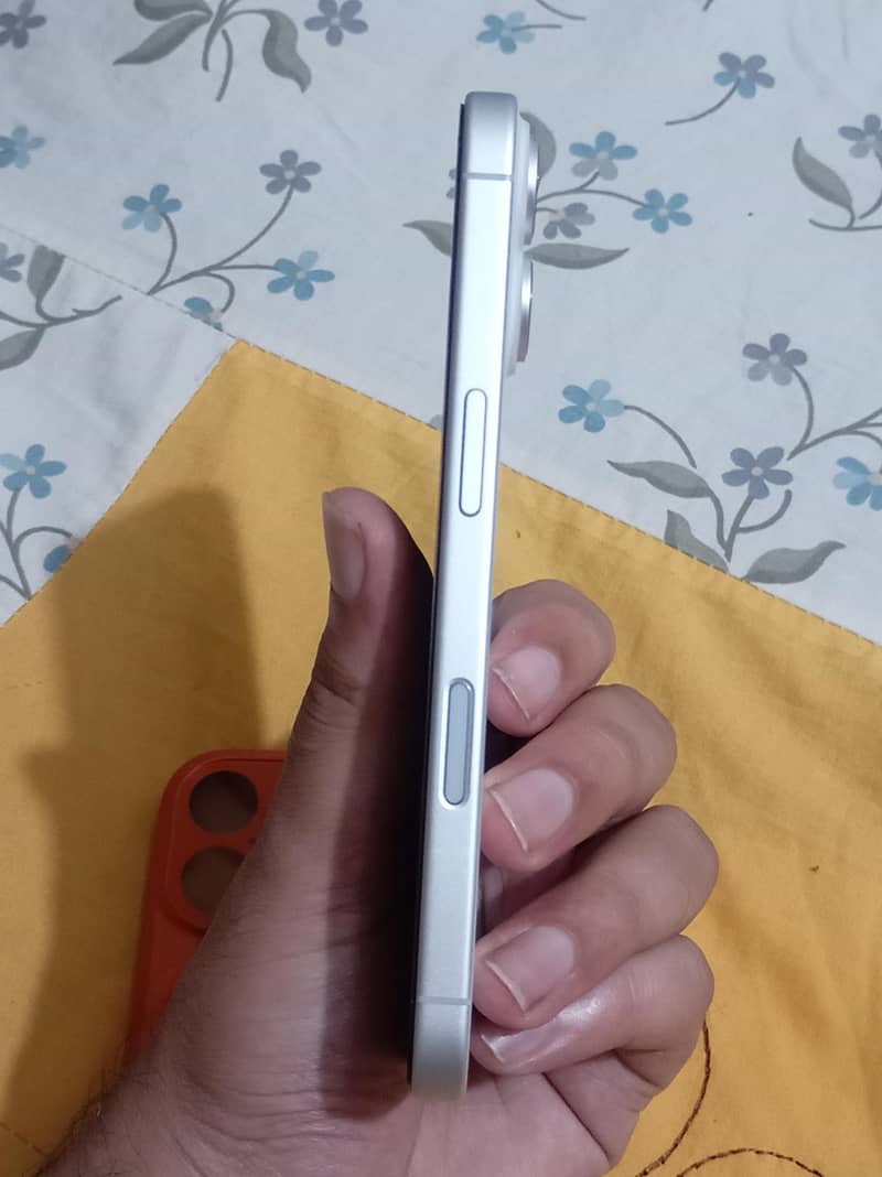 Apple iPhone 16 2
