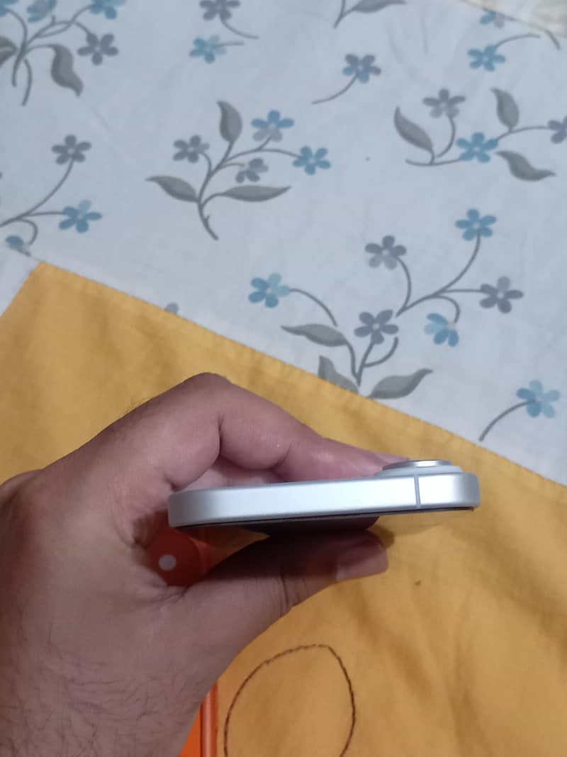 Apple iPhone 16 3