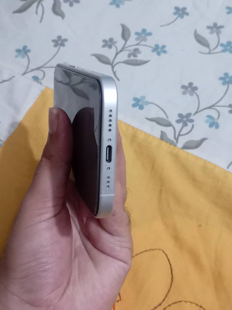 Apple iPhone 16 4