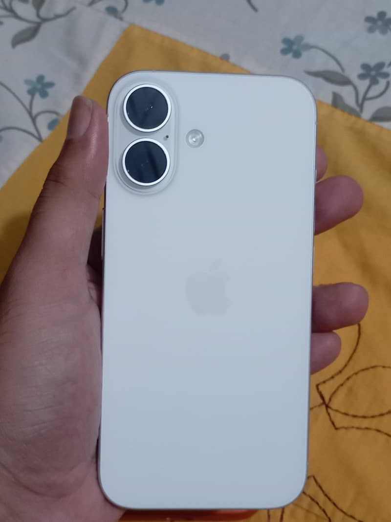 Apple iPhone 16 8