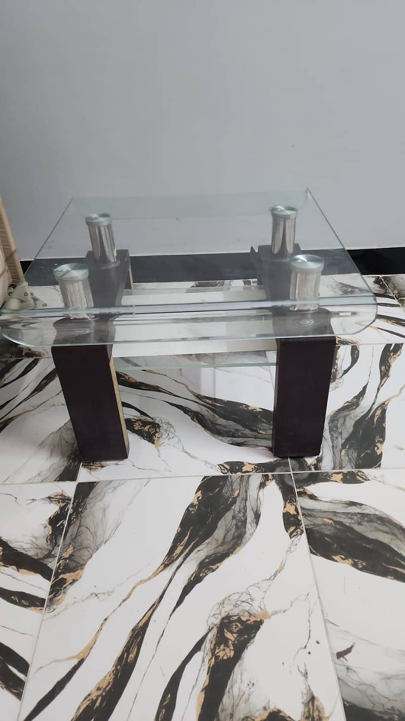 table in perfect condition 1