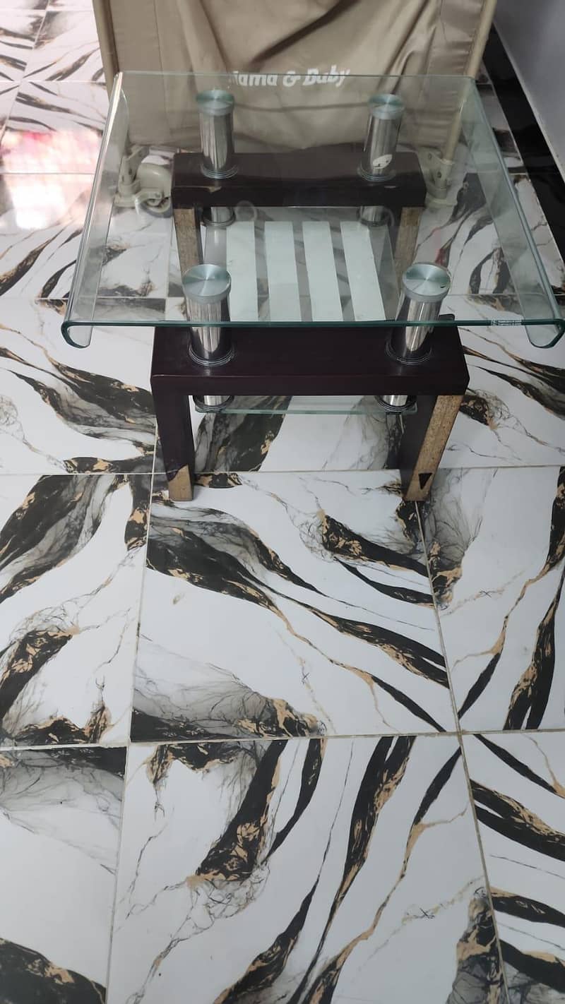 table in perfect condition 2