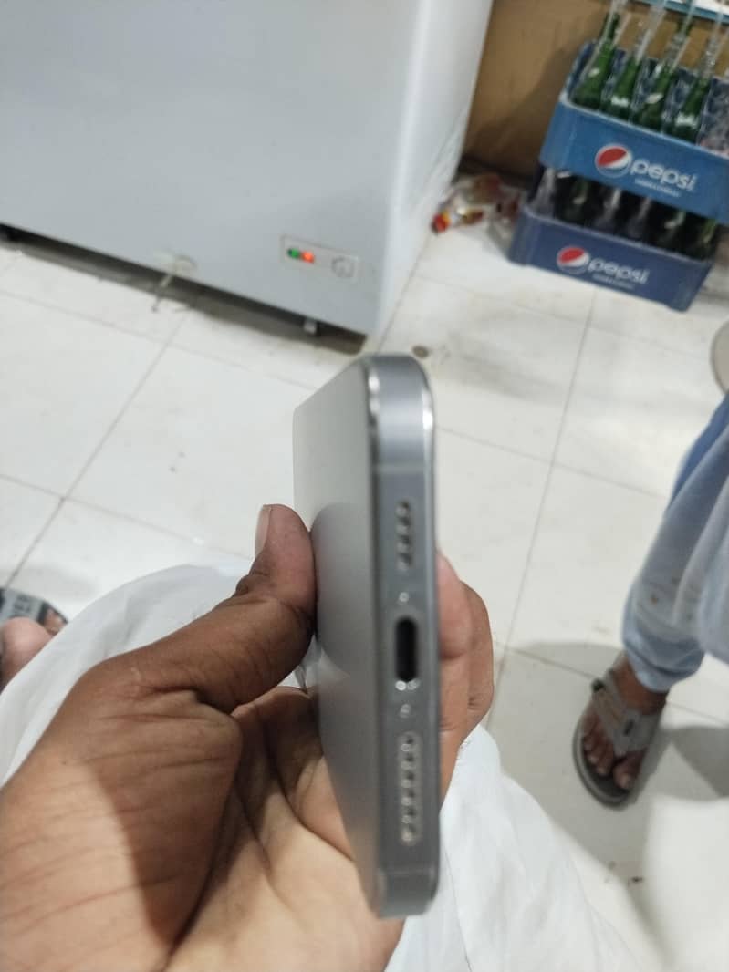 Apple iPhone 15 Pro Max 4