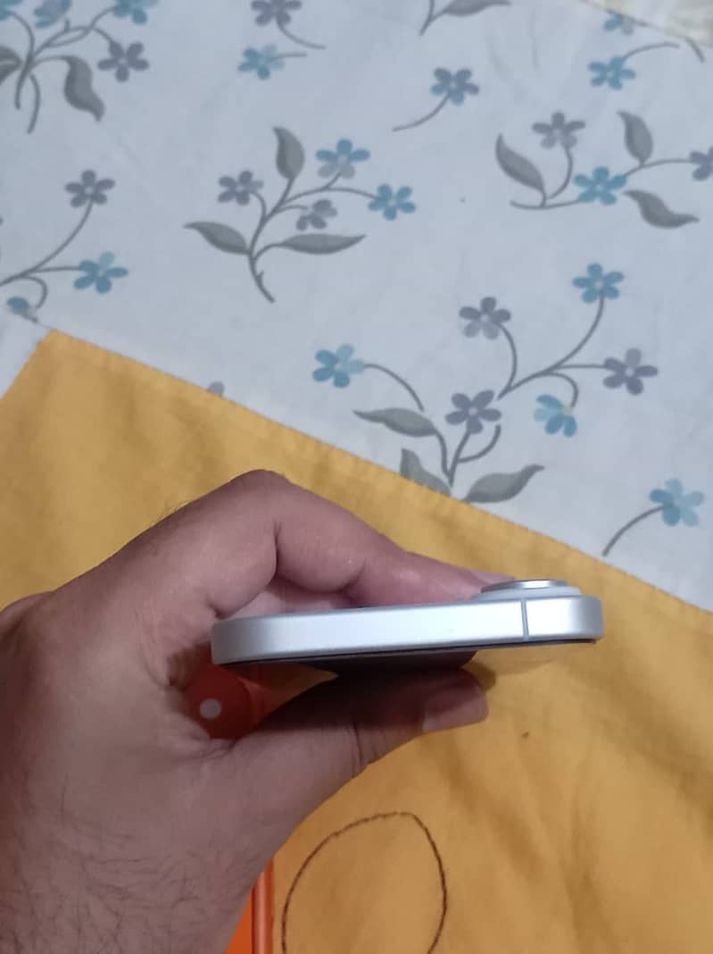 Apple iPhone 16 3