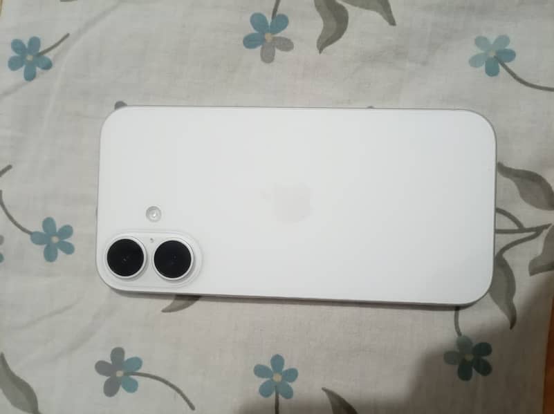 Apple iPhone 16 4