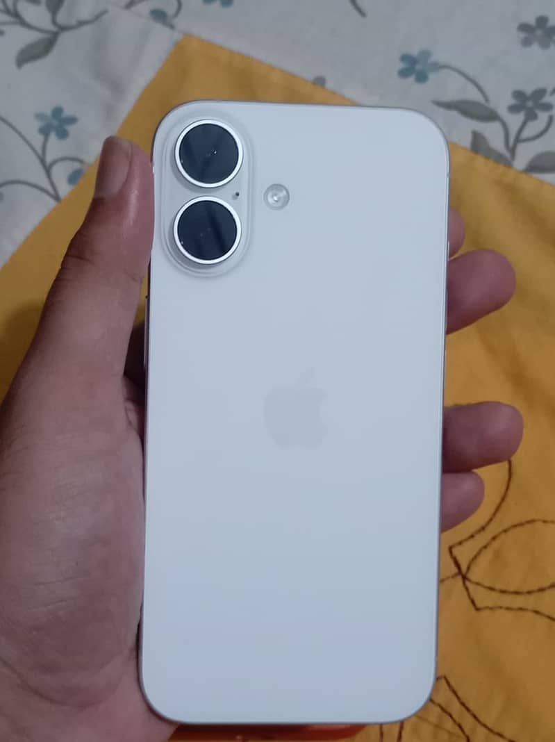Apple iPhone 16 6