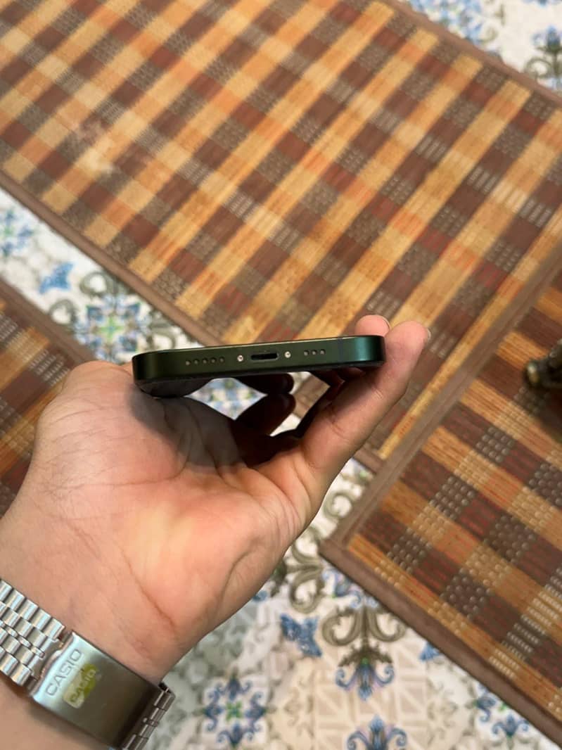 Apple iPhone 13 4