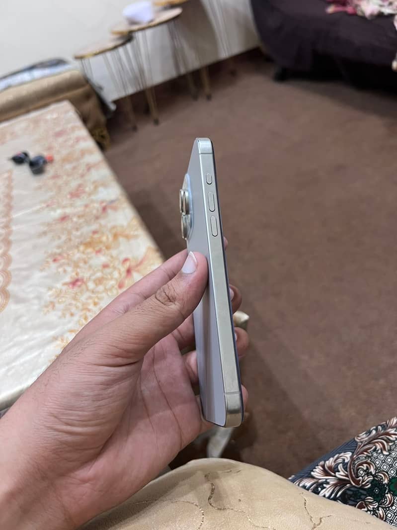 Apple iPhone 15 Pro Max 2
