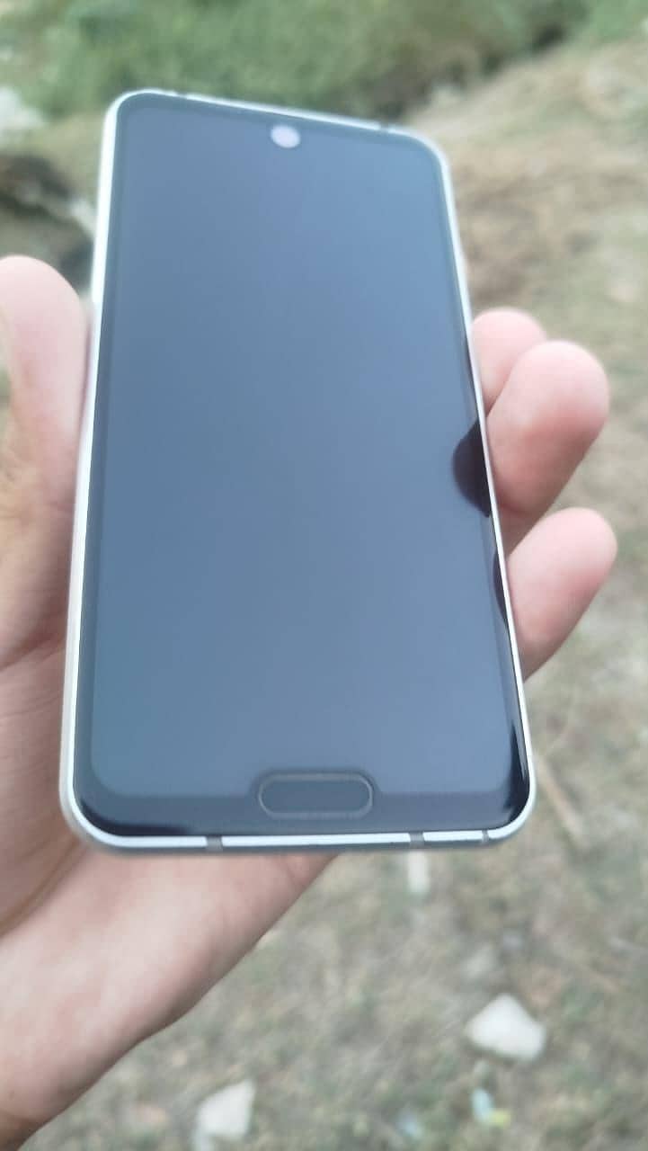 Sharp Aquos R2 compact 1