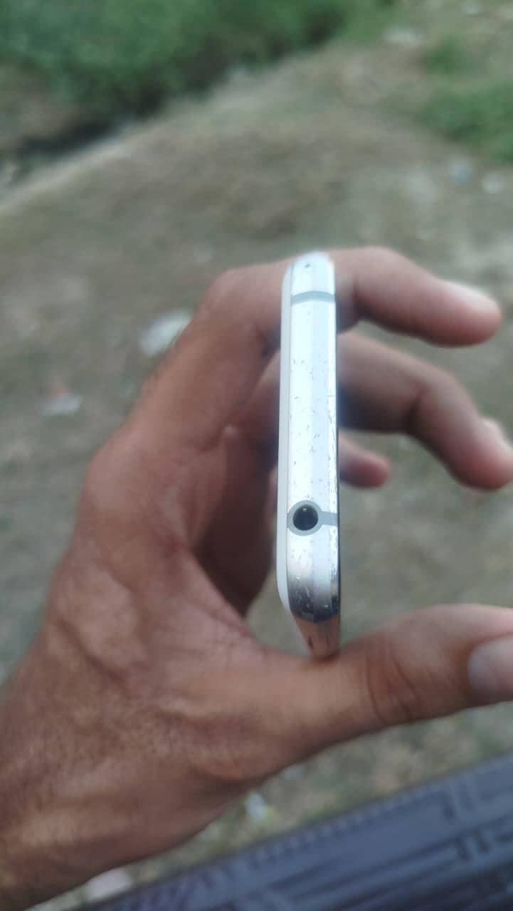 Sharp Aquos R2 compact 3