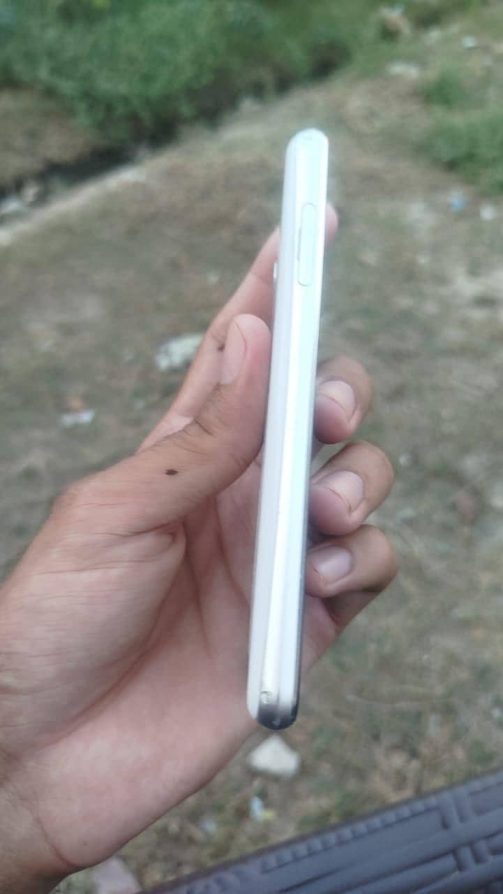Sharp Aquos R2 compact 4