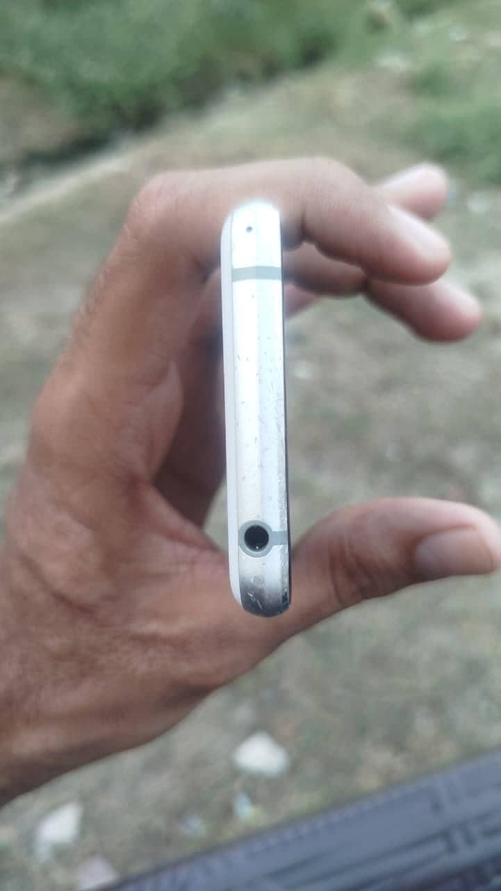 Sharp Aquos R2 compact 5