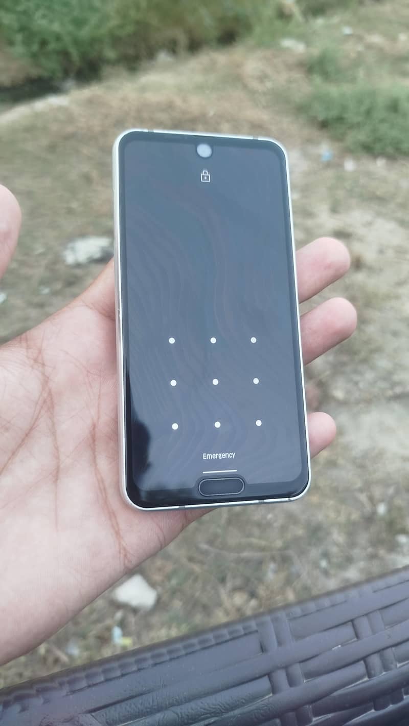 Sharp Aquos R2 compact 6