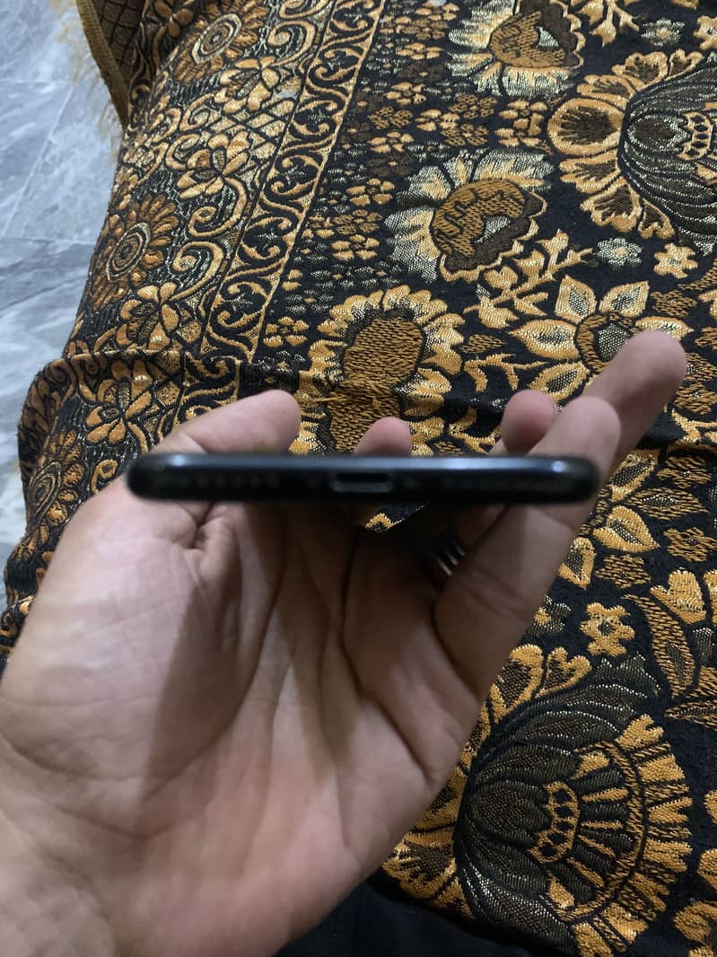 Apple iPhone 7 0