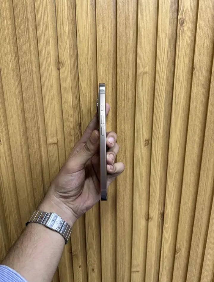 Apple iPhone 16 Pro 3